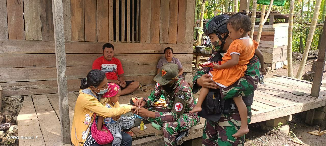 TNI Berikan Pelayanan Kesehatan Keliling di Papua