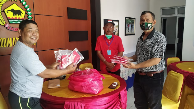Kodim 0314/Inhil bersama Yayasan Vioni Bersaudara Salurkan Sang Saka Merah Putih untuk Masyarakat