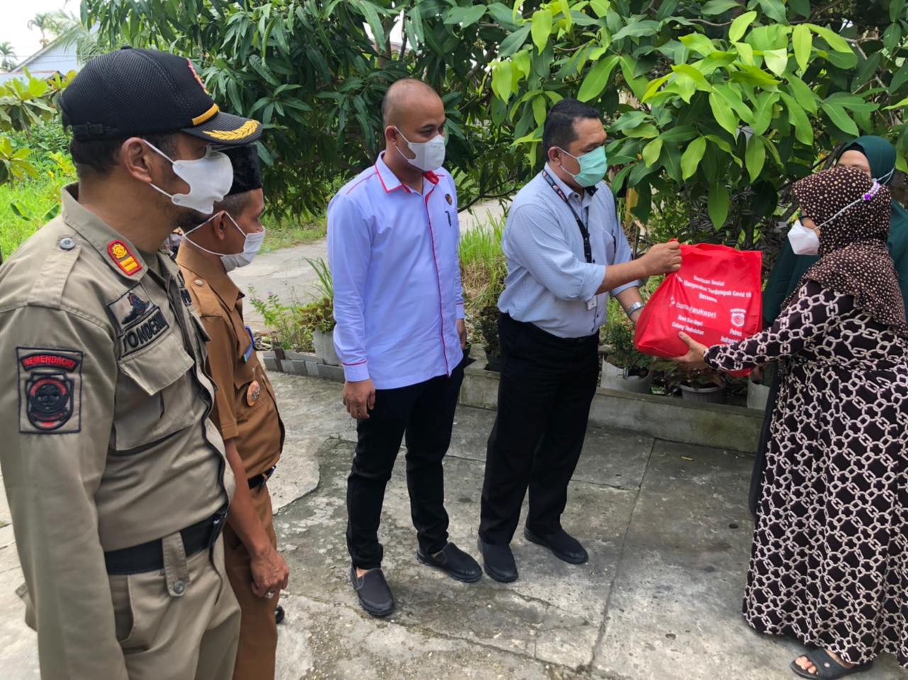 Polres Inhil Beri Sembako untuk Keluarga Pasien yang Jalani Isolasi di IC