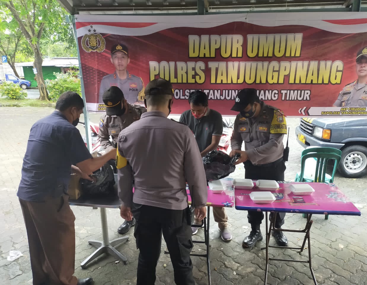 Ditengah Guyuran Hujan , Dapur Umum Kembali Digelar Oleh Personil Polsek Tanjungpinang Timur