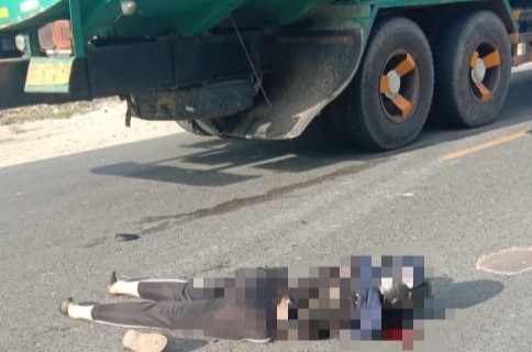 Pengendara CB-150R Meninggal Ditempat, Senggol Belakang Mobil Box Lalu Tertabrak Mobil Damka