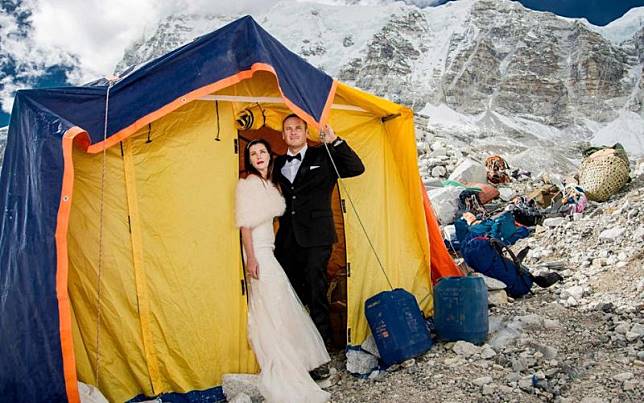 Pasangan Ini Nekat Menikah di Gunung Everest