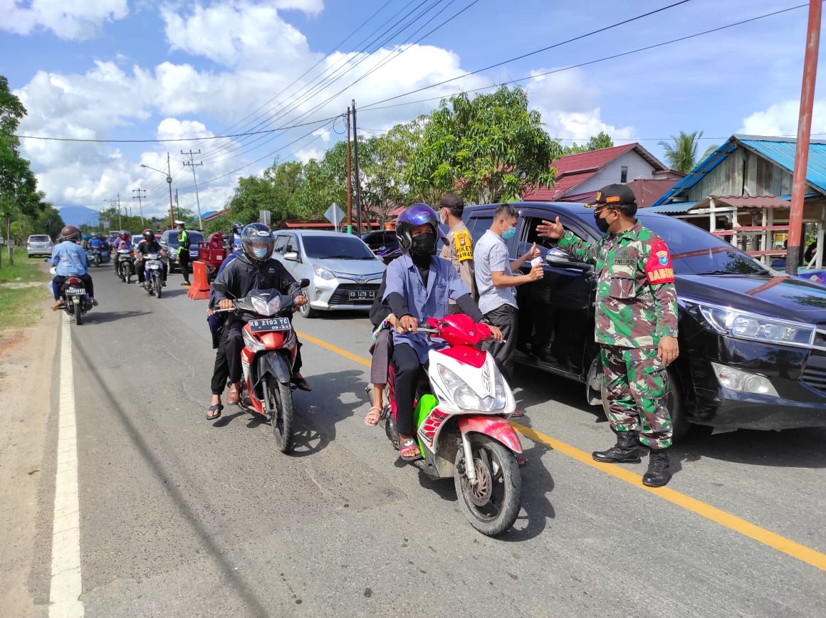 Koramil Selakau Laksanakan Pengawasan Di Posko Penyekatan