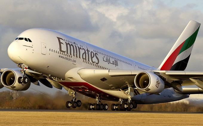 100 Penumpang Demam Tiba-Tiba, Pesawat Emirates Dikarantina