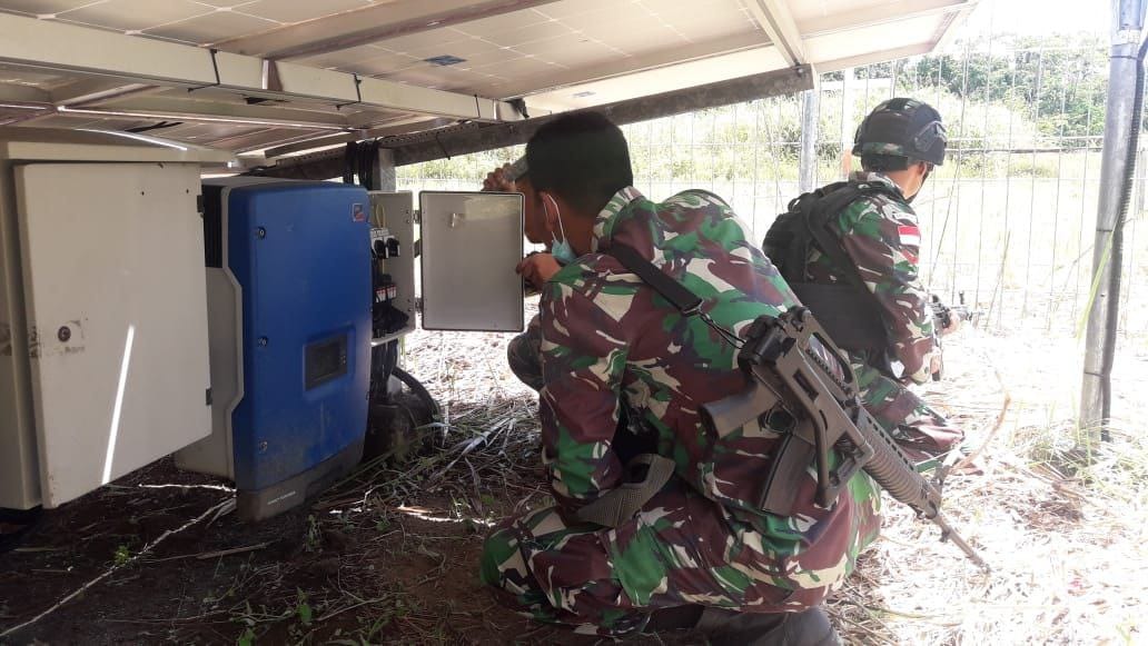 TNI Bantu Masyarakat Skofro Hidupkan Kembali PLTS Yang Sudah Tiga Tahun Tidak Berfungsi