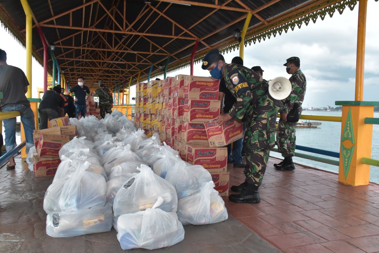 Peduli Covid-19 Lantamal IV Tanjungpinang Dampingi Pendistribusian Sembako Di Pulau Penyengat