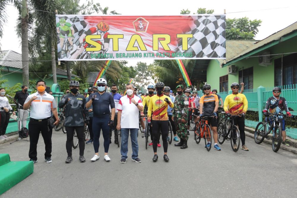 HUT TNI ke-76, Danrem 031/WB Gowes Sambil Bantu Rakyat Melawan COVID-19