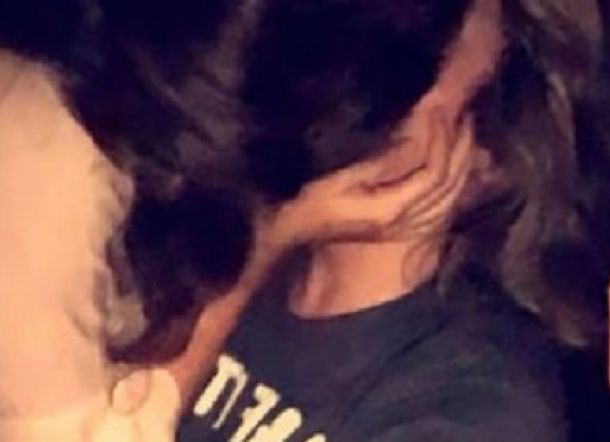 Pria Ini Selfie di Depan Pacarnya yang Sedang Ciuman dengan Pria Lain