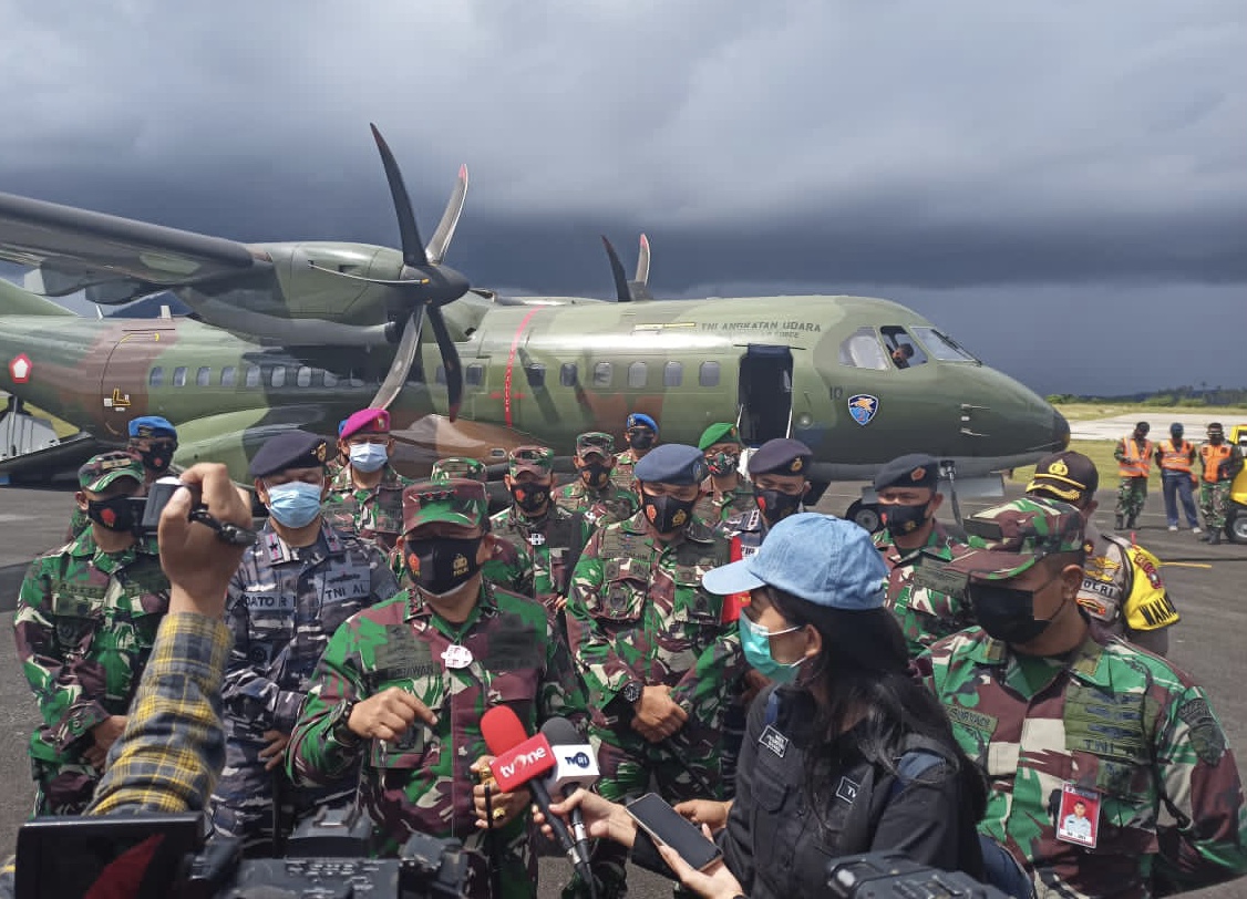 Pangkogabwilhan I Berkunjung Ke Natuna dan Pontianak Menggunakan Pesawat CN 295 TNI AU
