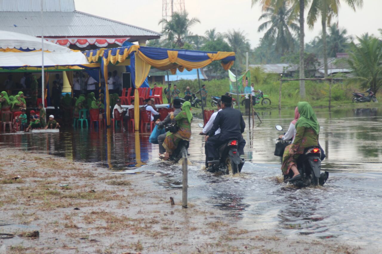 Lantik Kades Tunggal Rahayu Jaya Ditengah Genangan Air, Bupati Inhil: Ini Adalah Rahmat
