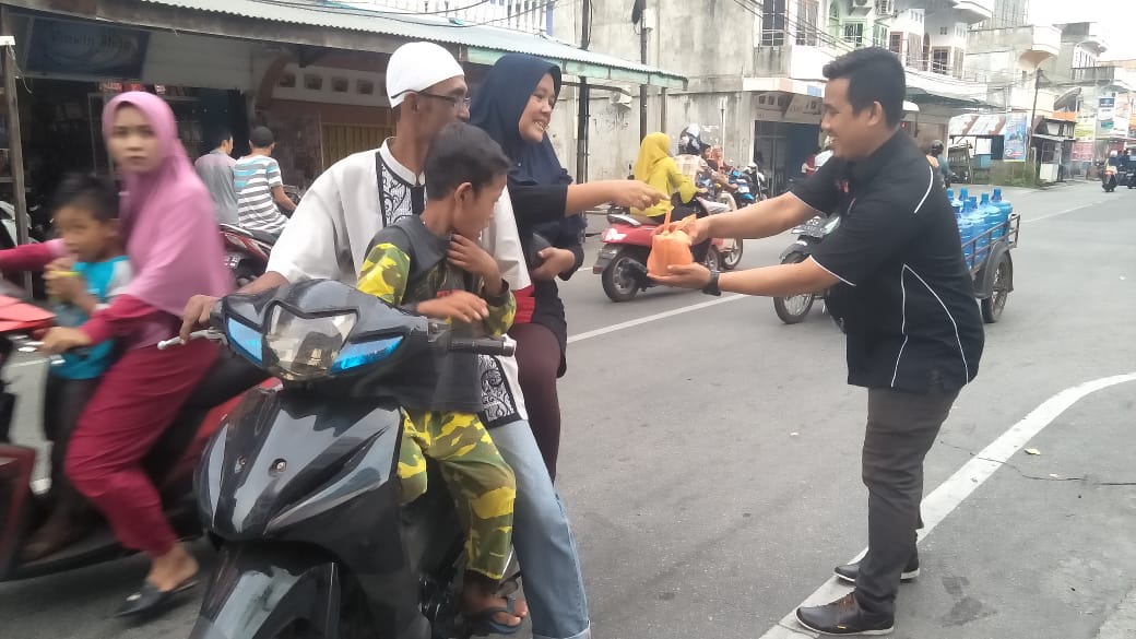 DPC MOI Meranti Bagi Takjil Gratis ke Pengendara