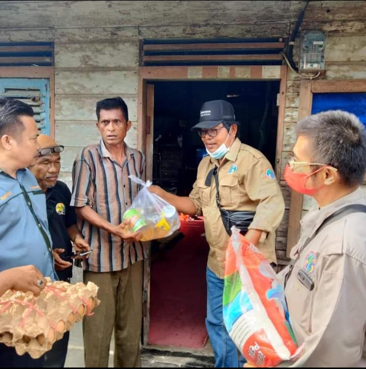 Arisan Bulanan di Kampung Perincit, PD IWO Siak Salurkan Bantuan Sembako Warga Kurang Mampu