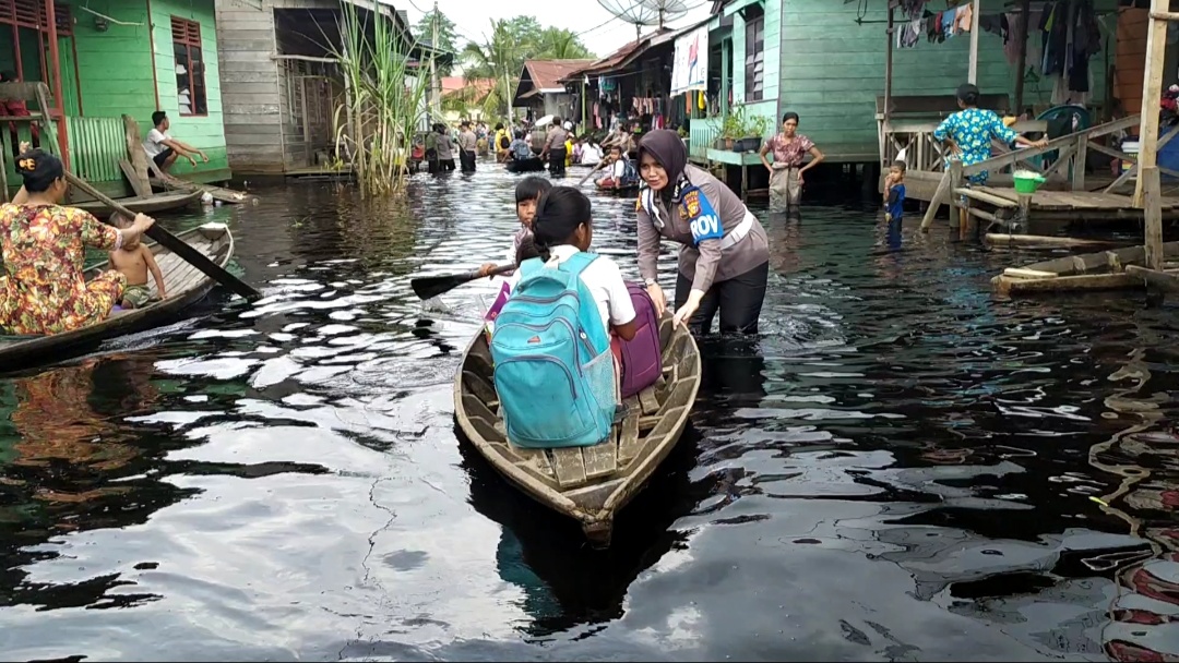 Polres Rohil Bantu Korban Banjir di Dusun Terminal