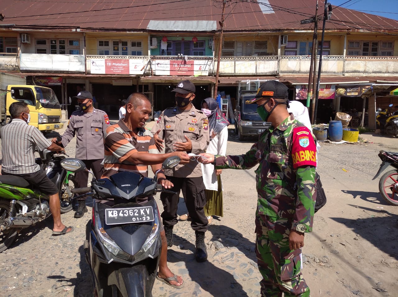 Ajak Warga Terapkan Prokes, TNI-Polri Dan Forkopimcam Selakau Turun Ke Pasar
