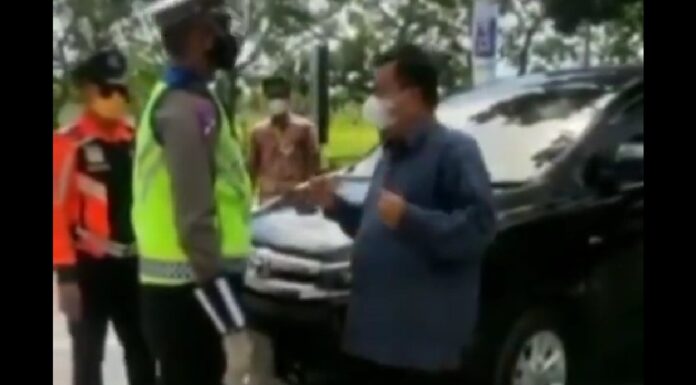 Dimintai Surat Keterangan Vaksin, Anggota DPRD Adu Cekcok dengan Polisi Saat