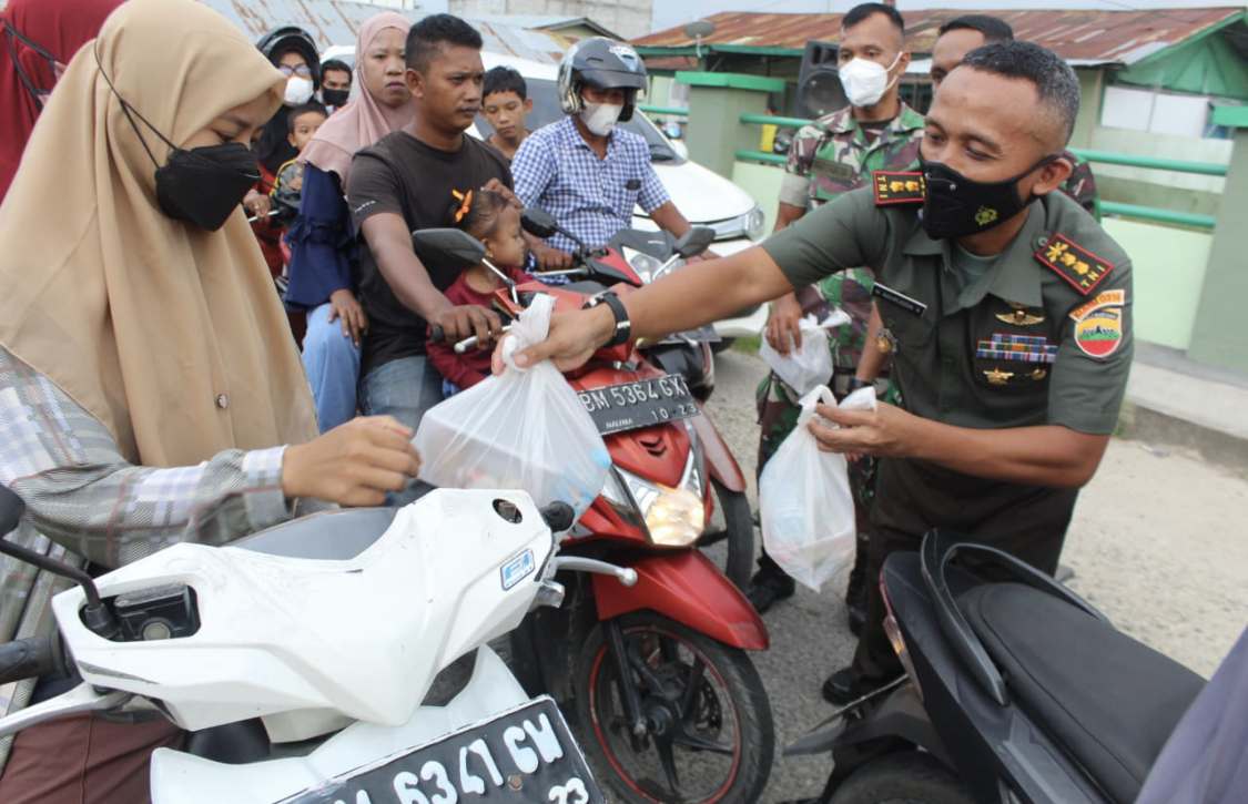 Yayasan Vioni Bersaudara dan Kodim 0314 Inhil Bagi-bagi Takjil