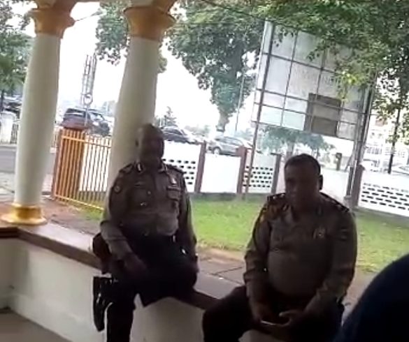 Polisi Robek Buku Tamu Relawan Prabowo-Sandi