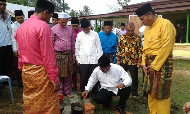 Suyatno Lakukan Peletakan Batu Pertama Pembangunan Masjid 