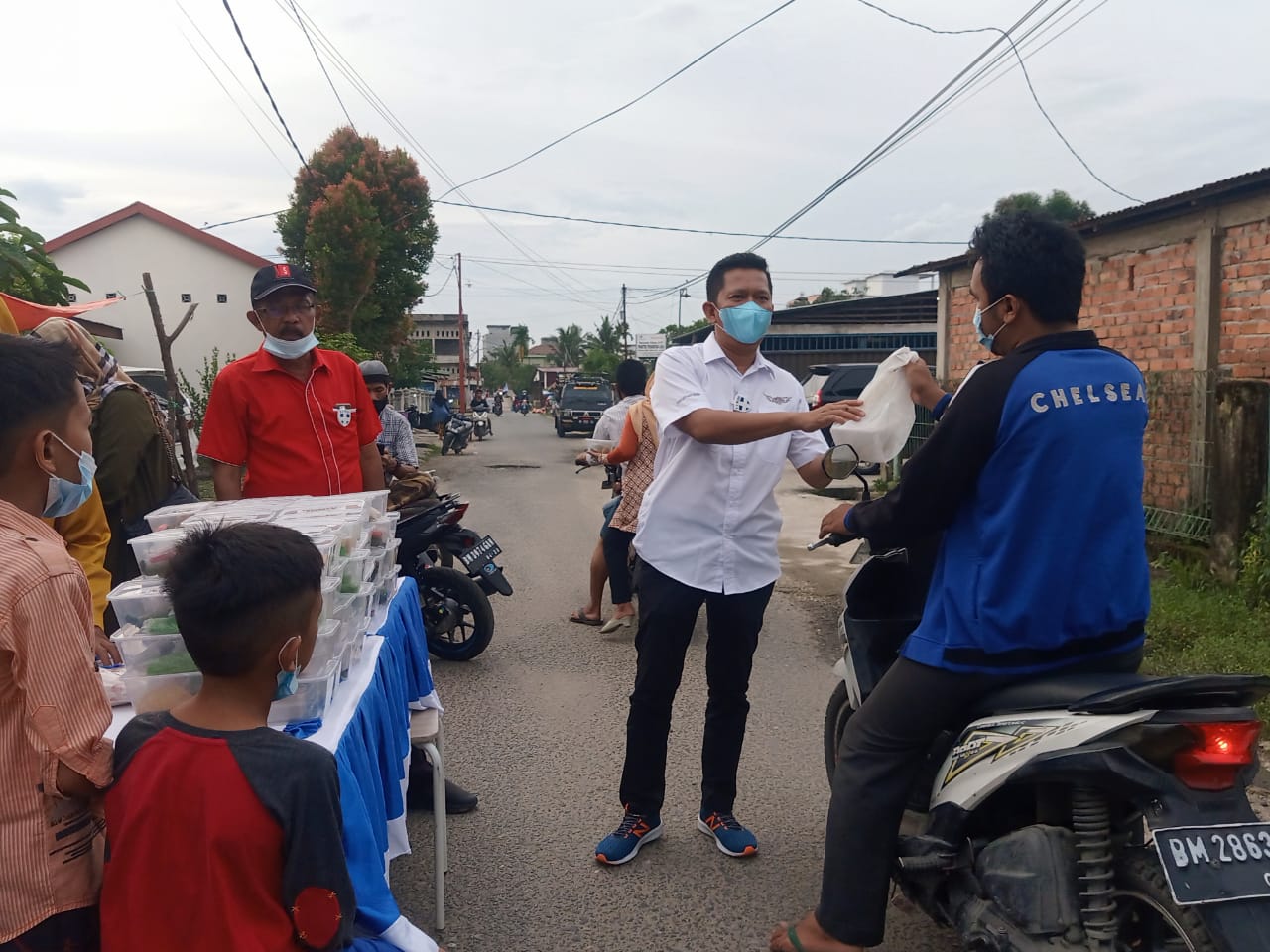 Berkah Ramadhan, Aneka Takjil Dibagikan AKP Rhino Handoyo Bersama YVB