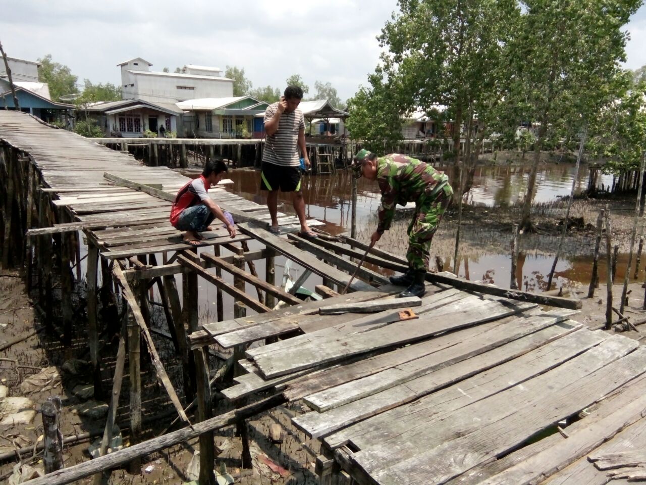 Babinsa Desa Bakau Aceh Koramil 08/Mandah Perbaiki Jembatan Penghubung yang Rusak