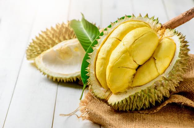Aksi Bule Potong Durian Bikin Geregetan, Warganet: Lah, Emangnya Semangka?
