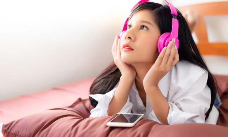 Sering Pakai Headphone Bisa Percepat Penurunan Pendengaran