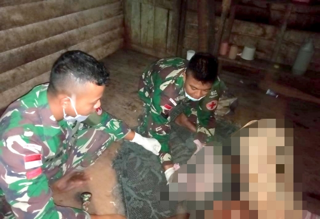 Ketika Anggota TNI Bantu Persalinan Warga di Papua secara Dramatis