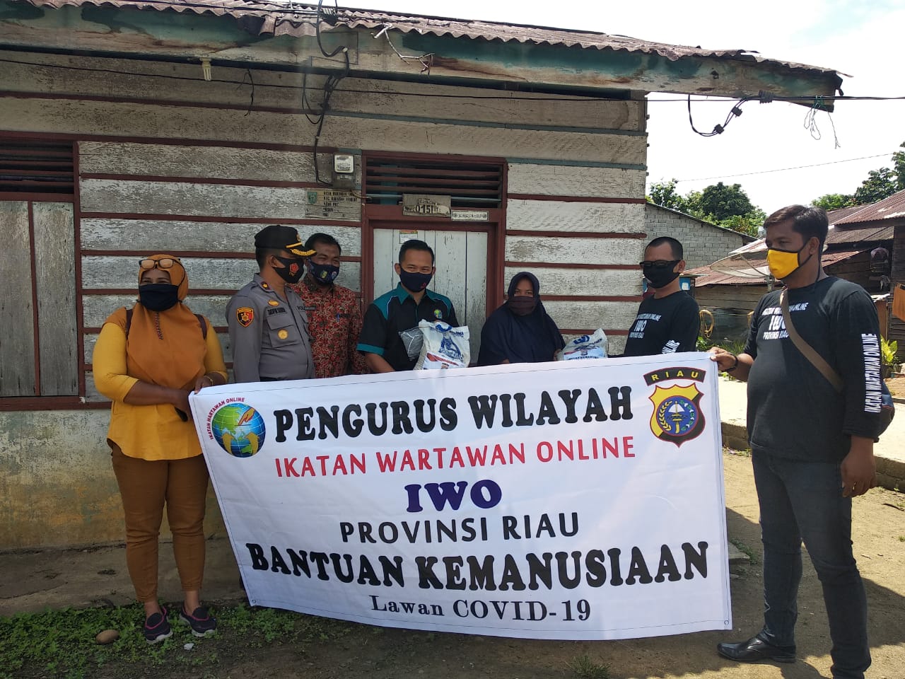 Didampingi Polres Kuansing, IWO Riau dan Kuansing Salurkan Sembako Dari Polda Riau Kepada Masyarakat