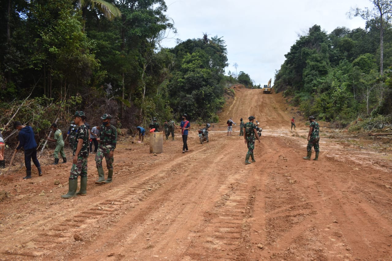 Pembangunan Terus Berlanjut, Satgas TMMD dan Warga Desa Marok Tua Sangat Kompak