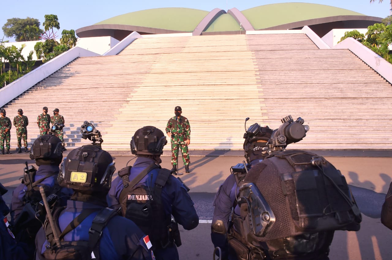 Irjen TNI Tinjau Latihan Prajurit Satgultor TNI di Gedung DPR MPR RI