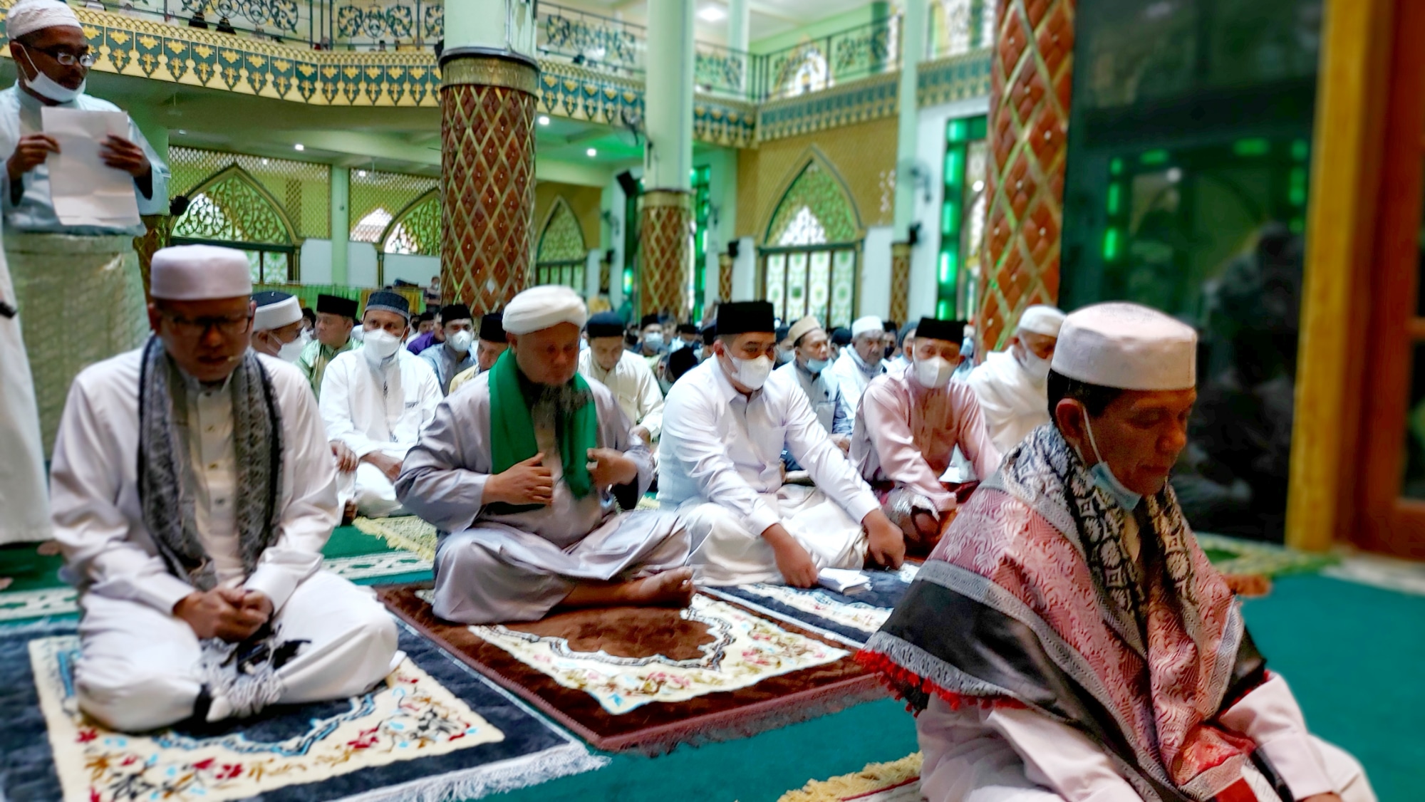 Plt Bupati Bintan dan Istri Laksanakan Sholat Idul Fitri di Masjid Raya Nurul Iman Kijang