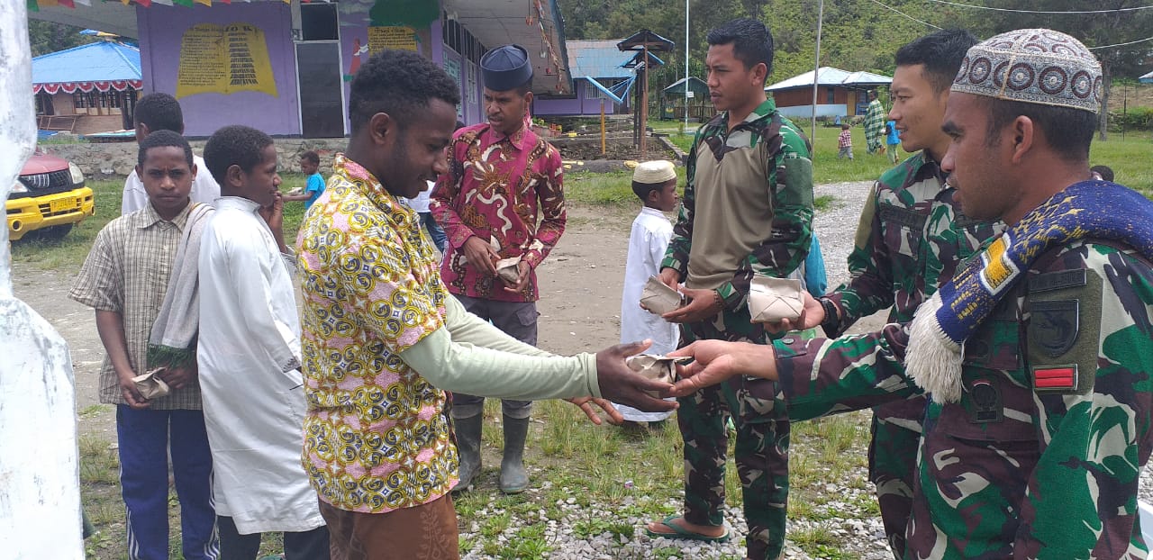 Berbagi Berkah di Hari Jumat, Satgas Yonif RK 751/VJS Bagikan Nasi Bungkus Kepada Jamaah
