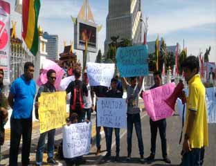 Wartawan Riau Unjuk Aksi Solidaritas Terkait Perlakuan Arogan Oknum TNI AU