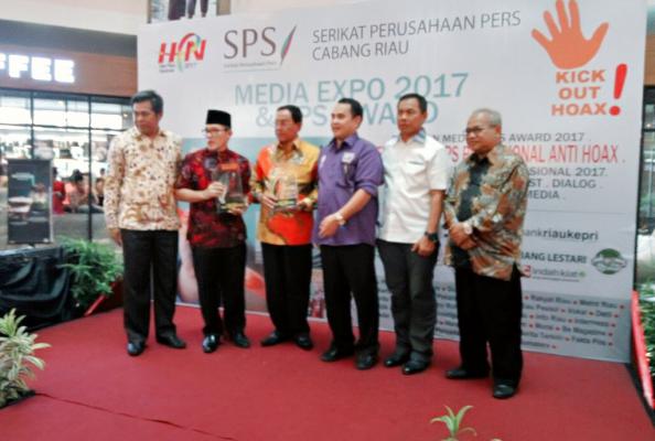 Bupati Inhil terima award media relasinship  dari SPS Riau