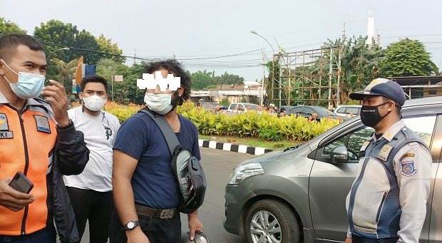 Pria Ini Mengamuk Banting Motor di Pos Penyekatan PPKM Darurat, Alasan Karena Pusing Habis Ditagih Debt Collector