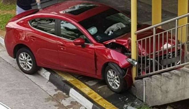 Lihat Kecoa, Pengendara Mazda Merah ini Nyaris Kehilangan Nyawa