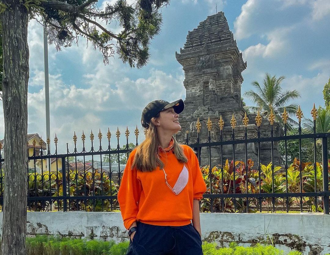 WAW! Gaya Luna Maya Pakai Kalung Berlian Rp930 Juta