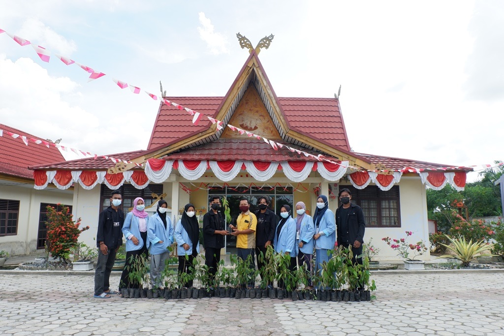 Mahasiswa Kukerta Universitas Riau Desa Lubuk Ogung Menghadiahkan 300 Bibit Tanaman Untuk Masyarakat