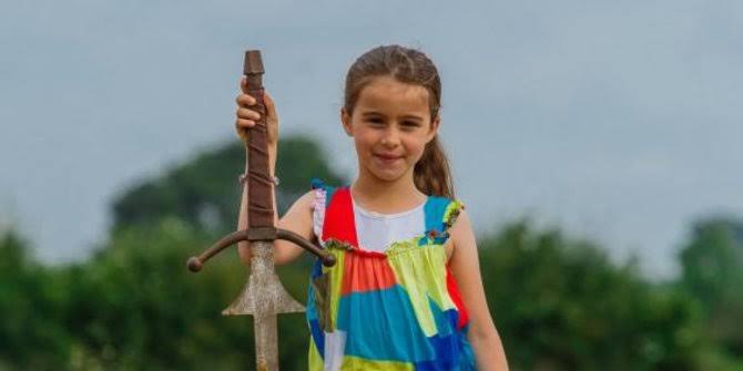 Anak Perempuan Cantik ini Menemukan Pedang Tua berusia 1500 Tahun