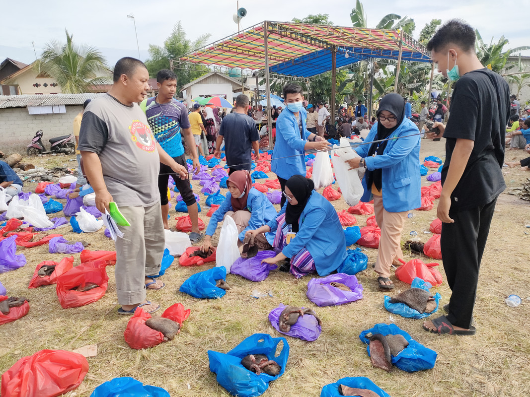 Mahasiswa KKN UIN Suska Riau Ikut Serta Dalam Penyembelihan Hewan Qurban di Desa Tanjung Berulak
