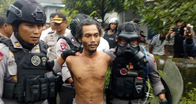 Orang Gila Ngamuk Bikin Repot Polisi, Ditembak Gas Air Mata Dibalas Kotoran