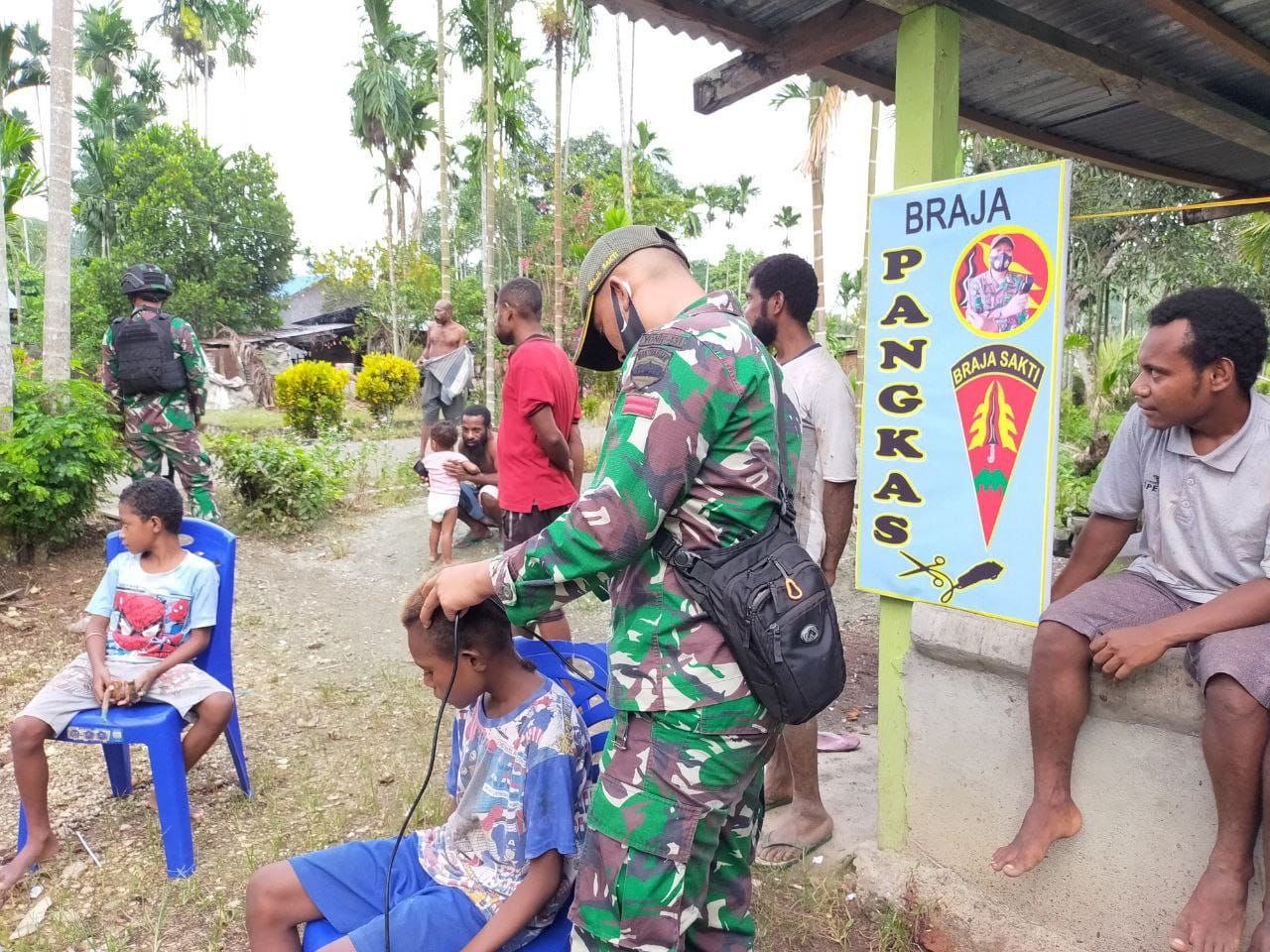 Peduli Kerapian, Satgas Pamtas Yonif 131/Brs Buka Layanan Pangkas Rambut Gratis di Papua