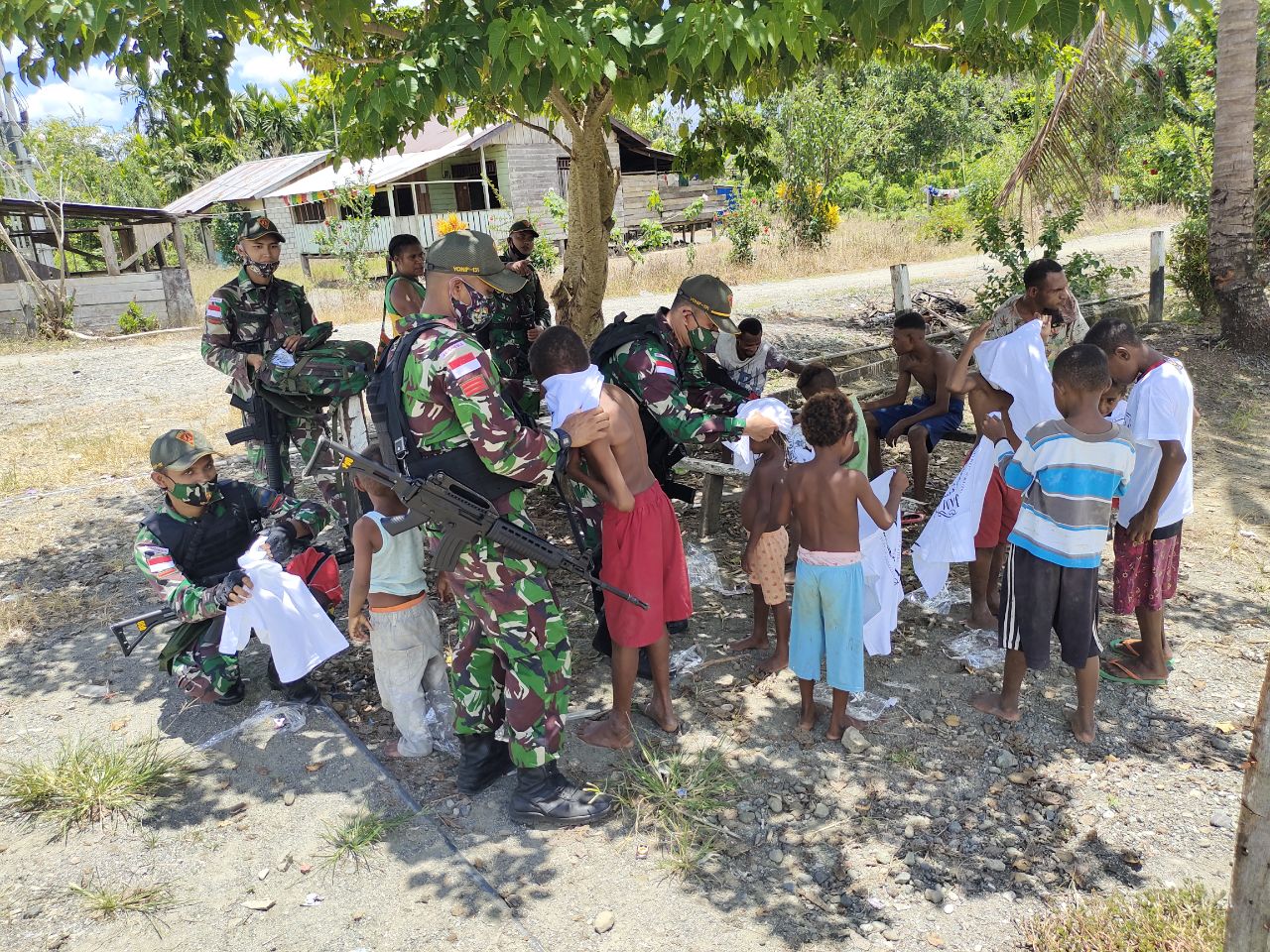 Prajurit TNI Yonif 131/Braja Sakti Bagikan Kaos dan Coklat Kepada Anak-Anak Papua