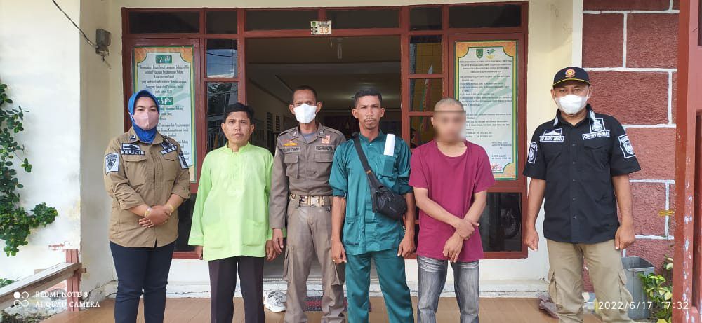 Satpol PP Inhil Angkut 2 Remaja yang Sedang Asik Hirup Lem