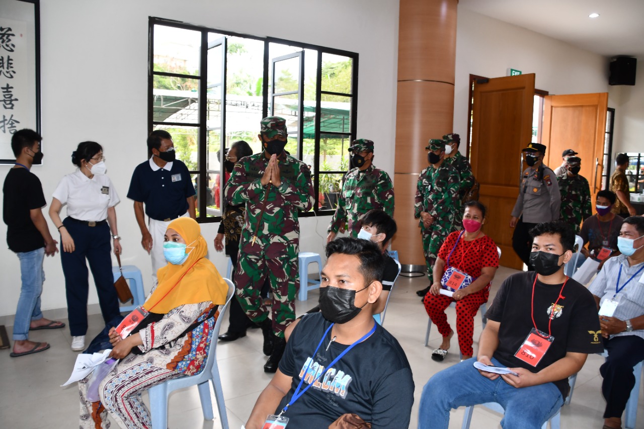 Danrem 033/WP dan Ketua DPRD Provinsi Kepri Tinjau Dua Titik Pelaksanaan Vaksinasi di Batam