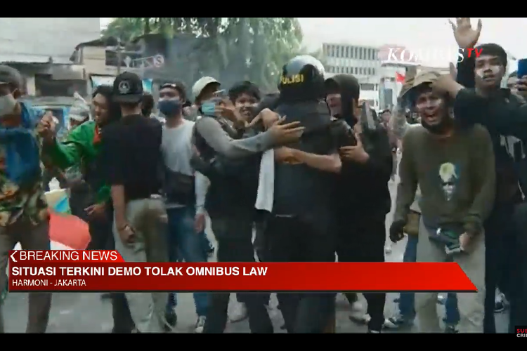 Massa Ramai-ramai Peluk Polisi yang Tembaki Mereka dengan Gas Air Mata