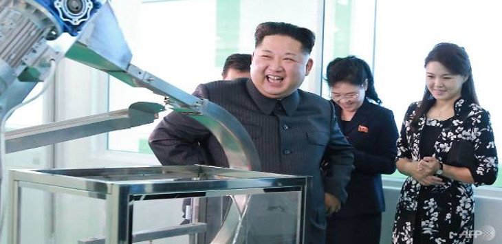 Bukan Rudal, Kim Jong Un Beserta Istri Kunjungi Pabrik Kosmetik
