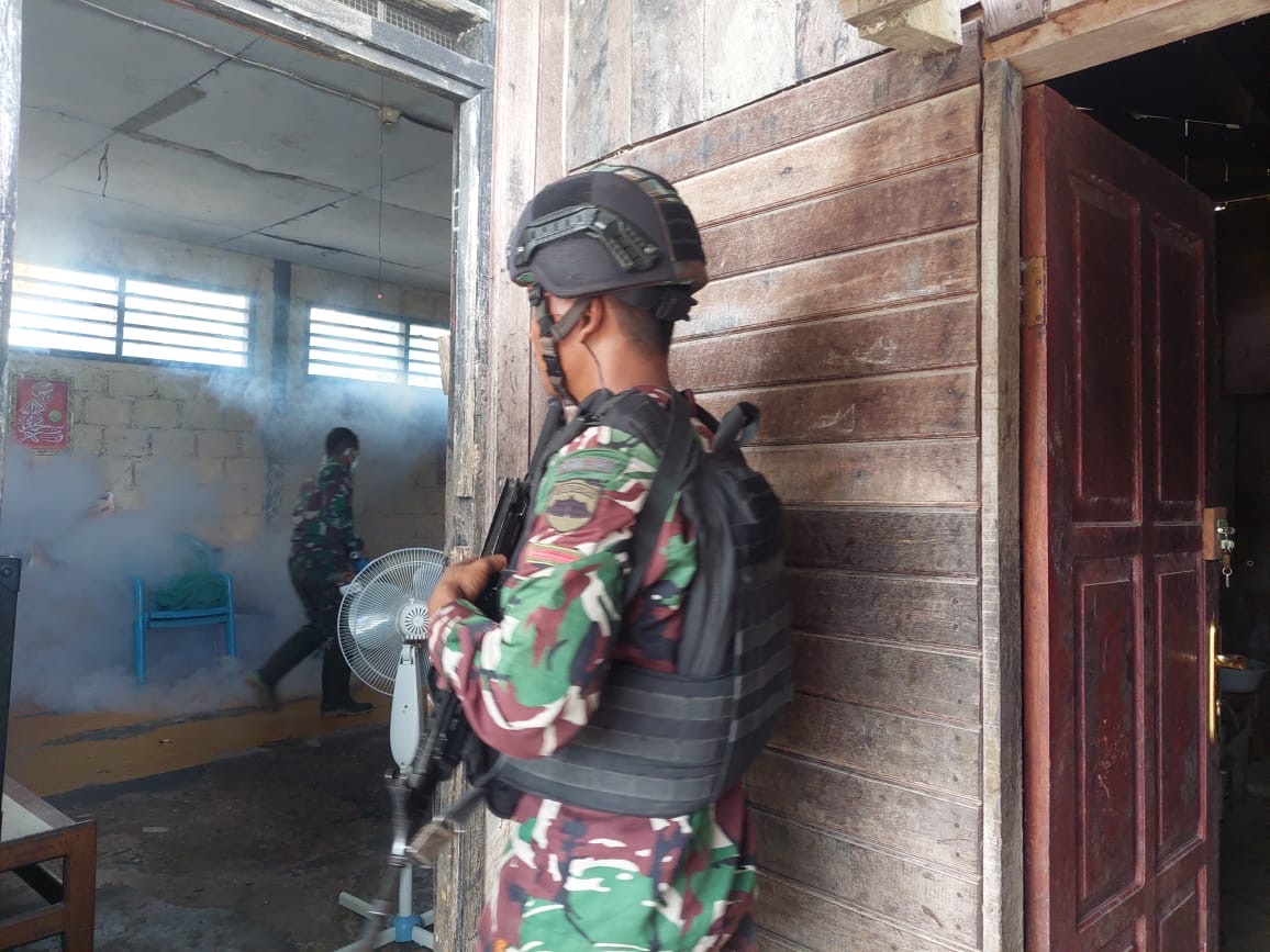 Gencar Cegah Malaria, Satgas Yonif 126/KC Laksanakan Pengasapan Keliling Kampung Di Perbatasan Papua