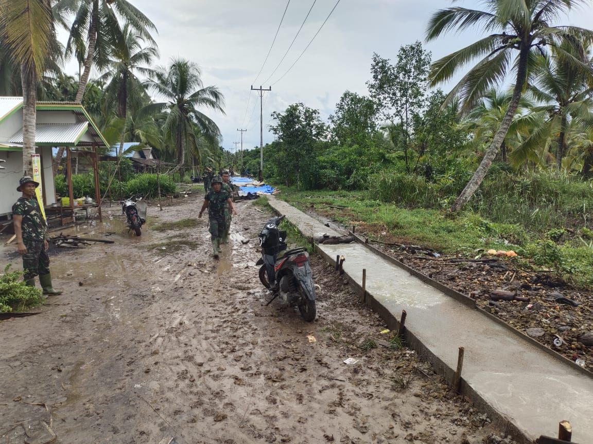Meski Gerimis, Satgas TMMD ke 111 dan Masyarakat Tetap Tuntaskan Semenisasi Jalan Yakub ll Desa Teluk Bunian