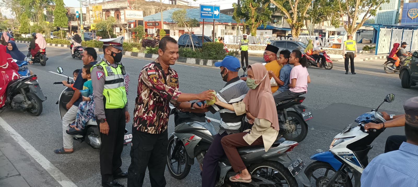 GM FKPPI Bangkinang Kota Bagi-Bagi Takjil dan Sembako